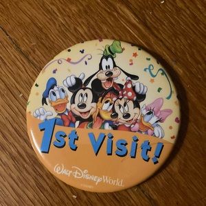 Must Go‼️Like New 2011 Walt Disney World Pin. Read Description 👇